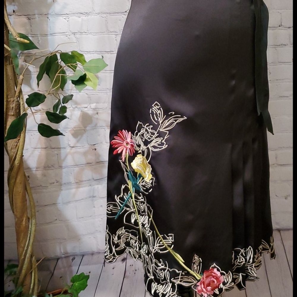 NWT Vertigo Paris 100% Silk Black Floral skirt